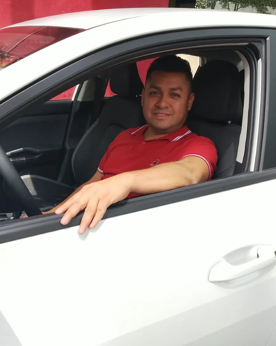 Cliente de Fintra con su unidad